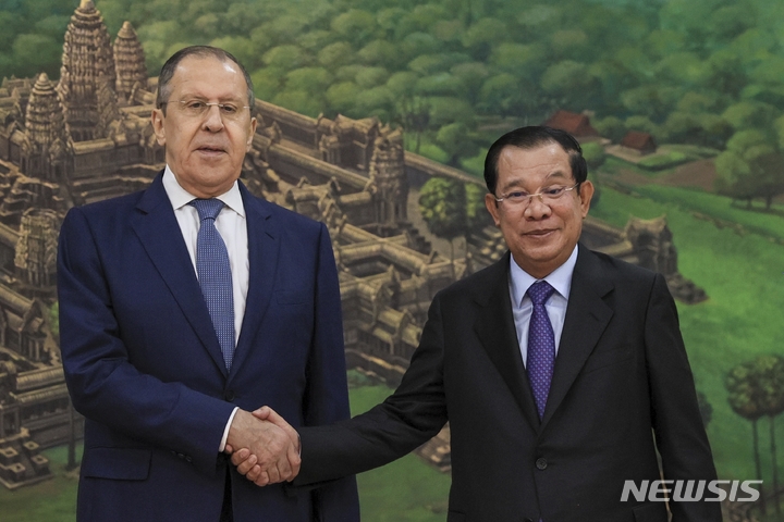 [프놈펜(캄보디아)=AP/뉴시스]러시아 외무부가 공개한 이 사진에서 훈 센 캄보디아 총리(사진 오른쪽)와 세르게이 라브로프 러시아 외무장관이 4일 캄보디아 프놈펜에서 열린 제55회 아세안 외무장관 회담(AMM)과 별도 회담을 갖기 전 포즈를 취하고 있다. 2022.08.05.