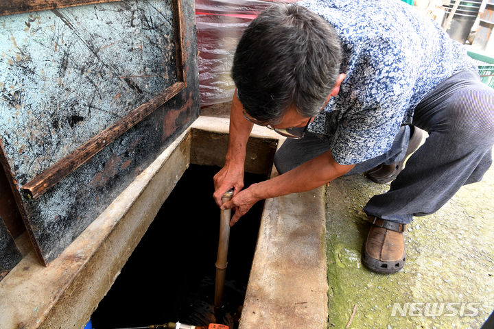 [완도=뉴시스] 이영주 기자 = 4일 오후 전남 완도군 보길도에서 식당을 운영하고 있는 김철수(74)씨가 건물 지하 물탱크를 바라보며 저장 용량을 확인하고 있다. 보길도와 노화도에는 이달부터 2일 급수·8일 단수가 진행되고 있다. 2022.08.04. leeyj2578@newsis.com