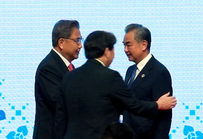 [서울=뉴시스] 박진 외교부 장관이 4일 캄보디아 프놈펜 소카호텔에서 열린 한-아세안 외교장관회의에 참석해 왕이 중국 외교부장과 대화하고 있다. (사진=외교부 제공) 2022.08.04. photo@newsis.com *재판매 및 DB 금지