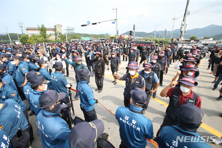 [홍천=뉴시스] 김경목 기자 = 지난 4일 오후 민주노총 공공운수노조 화물연대본부 조합원들이 강원 홍천군 북방면 하이트진로 강원공장에서 운송료 인상 등을 요구하며 농성을 하고 있다. 이날 오전 조합원 5명이 강원공장의 유일한 출입구인 하이트 다리에서 홍천강으로 뛰어내렸다 출동한 119소방대원들에게 구조되기도 했다. 2022.08.04. photo31@newsis.com