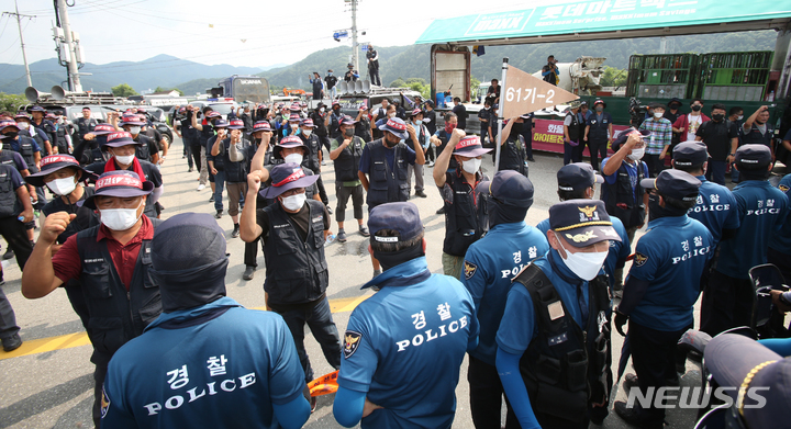 [홍천=뉴시스] 김경목 기자 = 4일 오후 민주노총 공공운수노조 화물연대본부 조합원들이 강원 홍천군 북방면 하이트진로 강원공장에서 운송료 인상 등을 요구하며 농성을 하고 있다. 이날 오전 조합원 5명이 강원공장의 유일한 출입구인 하이트 다리에서 홍천강으로 뛰어내렸다 출동한 119소방대원들에게 구조되기도 했다. 2022.08.04. photo31@newsis.com