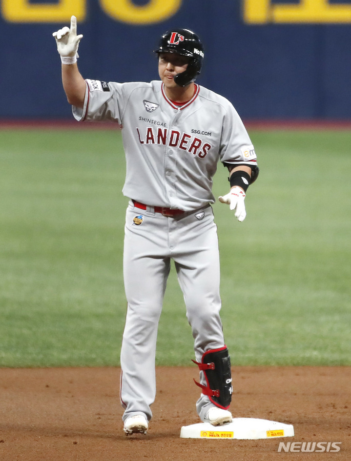 [서울=뉴시스] 정병혁 기자 = 4일 서울 구로구 고척스카이돔에서 열린 2022 KBO 리그 키움 히어로즈 대 SSG 랜더스의 경기, 1회초 2사 주자 1루 상황, SSG 최정이 2루타를 친 뒤 기뻐하고 있다. 2022.08.04. jhope@newsis.com