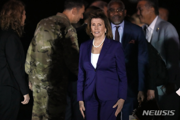 [도쿄=AP/뉴시스]지난 4일 밤 일본 도쿄 인근 요코타 미군 공군기지에 낸시 펠로시 미국 하원의장이 도착해 걸어가고 있다. 2022.08.05.