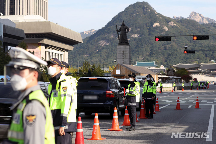 [서울=뉴시스] 경찰이 위급 상황에 대응하는 업무 특성상 쉬는 날 사실상 대기 근무를 했음에도 수당을 받지 못했다며 정부에 미지급 수당을 청구하는 소송을 제기했지만 1심에서 패소했다. 사진은 2020년 10월 9일 서울 광화문광장에서 예정된 집회를 위해 경찰이 교통을 통제하고 있는 모습. (사진=뉴시스 DB) 2026.05.25. photo@newsis.com