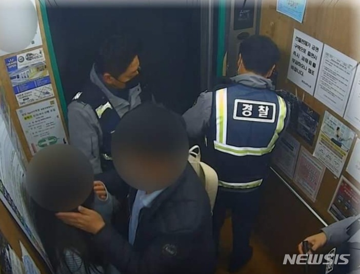 [인천=뉴시스] 김동영 기자 = 인천에서 학원에 간 중학생 딸이 자정이 넘어서도 돌아오지 않는다는 신고를 받고 출동한 경찰이 학원 건물에서 A양을 찾은 후 건물을 나오고 있다. 2022.08.05. (사진=인천경찰청 SNS 캡처) 