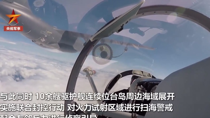 [서울=뉴시스] 4일 중국중앙(CC) TV 방송을 캡쳐한 사진으로, 중국 전투기 조종석에서 함께 비행 중인 공중 급유기인 윈(Y)-20이 보인다. 낸시 펠로시 미국 하원의장의 대만 방문에 격분한 중국이 대만을 겨냥한 보복성 무력 시위에 사상 최대 규모의 군용기 100여 대를 동시에 투입했다. <사진출처: CCTV 군사채널 방송 캡쳐> 2022.08.05