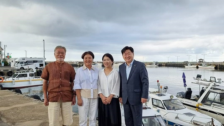 [제주=뉴시스] 지난 4일 오후 서귀포시 소재 모 포구에서 만난 문재인 전 대통령(왼쪽부터)과 김정숙 여사, 오영훈 제주지사의 부인 박선희씨, 오영훈 지사가 기념 촬영을 하고 있다. (사진=오영훈 제주지사 페이스북) 2022.08.05. photo@newsis.com *재판매 및 DB 금지