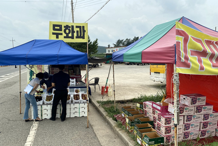 [해남=뉴시스] 도로변 농산물 판매장. *재판매 및 DB 금지