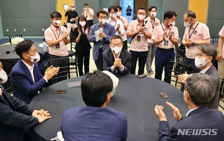 [서울=뉴시스]5일 우주 공간으로 쏘아올려진 다누리가 지상국과 교신에 성공한 직후 이종호 과학기술정보통신부 장관이 공동취재단과 인터뷰를 하고 있다. (사진=미국 플로리다 케이프커내버럴 공동취재기자단 제공) 2022.08.05