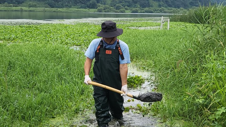 [대구=뉴시스] 고여정 기자 = 5일 오전 대구환경운동연합 등이 대구 달성군 논공읍 낙동강에서 흙을 채취하고 있다. 2022.08.05.  ruding@newsis.com *재판매 및 DB 금지