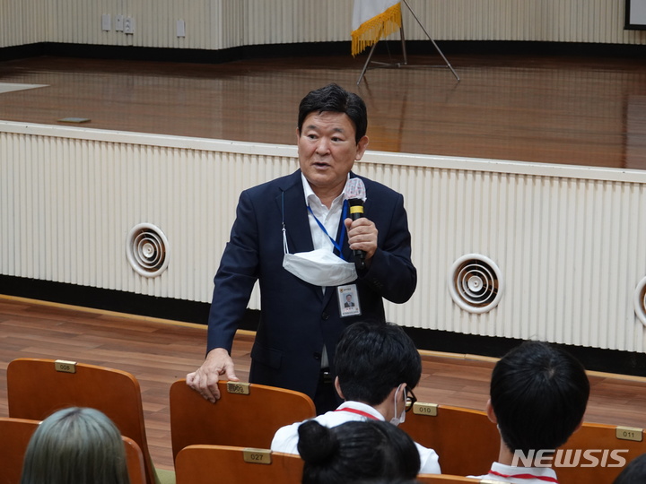 [제주=뉴시스] 오영재 기자 = 김광수 제주도교육감이 5일 오전 제주 탐라교육원에서 도내 26개 고교 학생자치회장 및 부회장 등 고교생 65명과 토크콘서트를 하고 있다. 2022.08.05. oyj4343@newsis.com