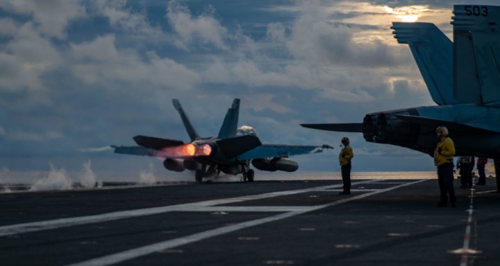 [서울=뉴시스]필리핀 인근에서 훈련하는 로널드 레이건 항공모함. 2022.08.05. (사진=미 7함대 트위터 갈무리) *재판매 및 DB 금지