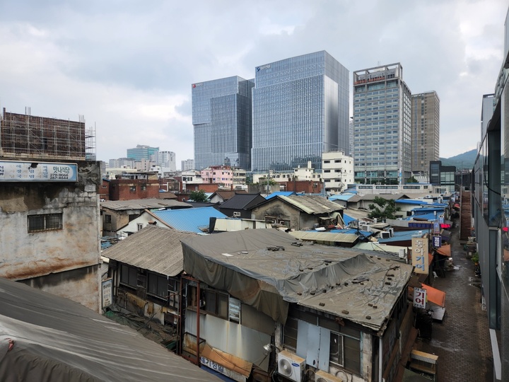 지난 5일 철거가 이뤄지지 않은 세운5구역 내 낡은 상가 및 주택 너머로 보이는 을지트윈타워. 2022.08.05. gahye_k@newsis.com *재판매 및 DB 금지