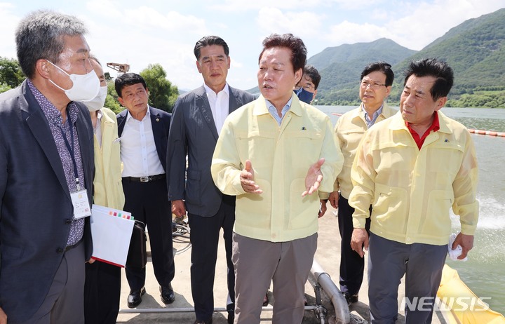 [창원=뉴시스]홍정명 기자= 박완수 경남도지사가 5일 녹조 발생 상황 현장 확인과 대응 상황 점검을 위해 양산 물금취수장을 찾아 관계자들과 얘기하고 있다.(사진=경남도 제공) 2022.08.05. photo@newsis.com