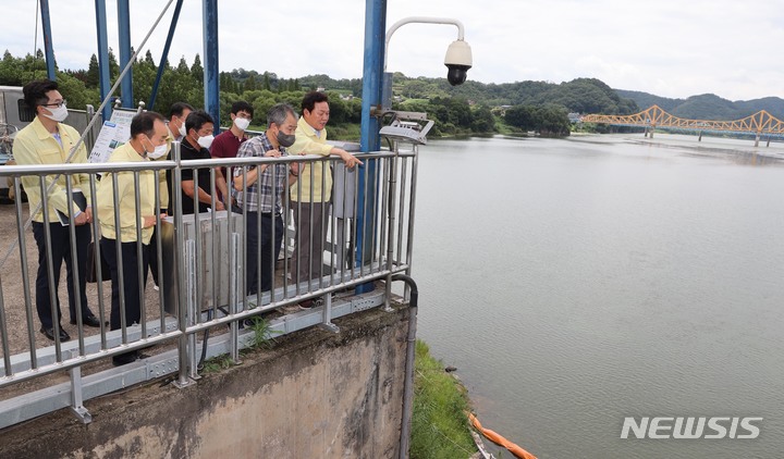 [창원=뉴시스]홍정명 기자= 박완수(맨 오른쪽) 경남도지사가 5일 녹조 발생 상황 현장 확인과 대응 상황 점검을 위해 함안 칠서취수장을 찾아 관계자들과 얘기하고 있다.(사진=경남도 제공) 2022.08.05. photo@newsis.com