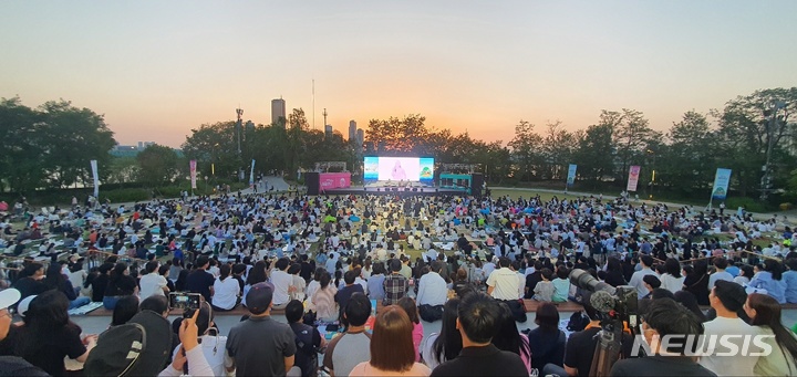 [서울=뉴시스]서울페스타 2022가 오는 10일부터 14일까지 닷새 간 잠실 종합운동장을 중심으로 서울 전역에서 개최된다. 축제 기간 동안 세계 최대 전기차 경주대회인 '2022 서울 E-프리(SEOUL E-PRIX)'를 비롯해 K팝 콘서트, 서울쇼핑페스타 등의 다채로운 행사가 진행된다. (사진=서울시 제공). 2022.08.07. photo@newsis.com 