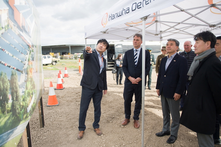 [서울=뉴시스]이종섭 국방부장관과 리처드 말스(Richard Marles) 호주 부총리 겸 국방부장관이 5일(현지시간) 호주 질롱시의 한화디펜스 K9 자주포 공장 부지를 동반 방문하여 업체 관계관의 설명을 듣는 모습. 2022.08.05. (사진=국방부 제공) *재판매 및 DB 금지