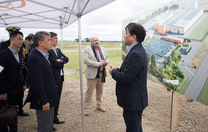 [서울=뉴시스]이종섭 국방부장관과 리처드 말스(Richard Marles) 호주 부총리 겸 국방부장관이 5일(현지시간) 호주 질롱시의 한화디펜스 K9 자주포 공장 부지를 동반 방문하여 업체 관계관의 설명을 듣는 모습. 2022.08.05. (사진=국방부 제공) *재판매 및 DB 금지