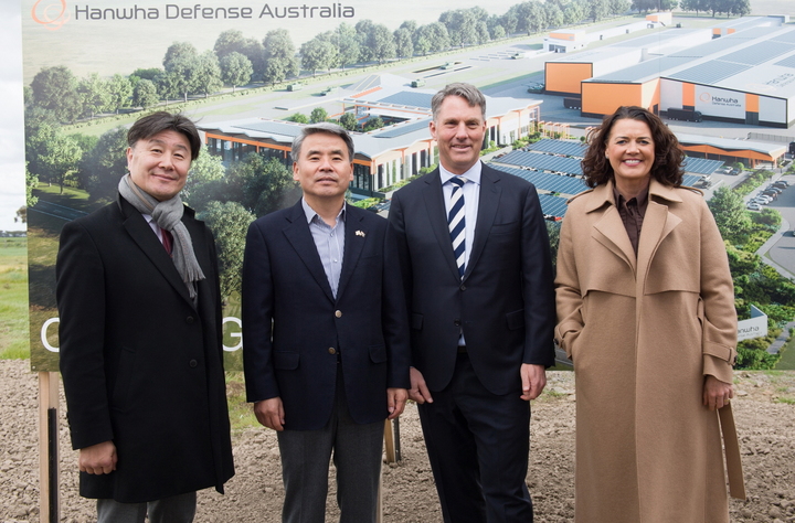 [서울=뉴시스]이종섭 국방부장관(왼쪽에서 두 번째)과 리처드 말스(Richard Marles) 호주 부총리 겸 국방부장관(오른쪽에서 두 번째)이 5일(현지시간) 호주 질롱시의 한화디펜스 K9 자주포 공장 부지를 동반 방문하여 리비 코커(Libby Coker) 호주 연방 하원의원(오른쪽 첫 번째) 및 업체 관계관과 기념촬영을 하는 모습. 2022.08.05. (사진=국방부 제공) *재판매 및 DB 금지