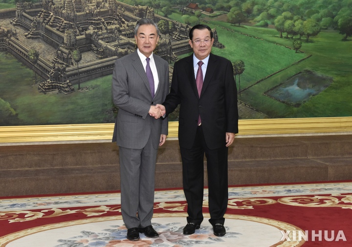 [ 신화/뉴시스] 8월 4일 캄보디아에 도착해 훈센총리와 만난 중국의 왕이 외교부장. 그는&nbsp; 이곳 아세안 플러스3 회담에서 대만에 관련한 대미 강경입장을 밝히고 태평양 지역 각국과의 전략적 관계를 강화하는 데에 주력했다.&nbsp; 