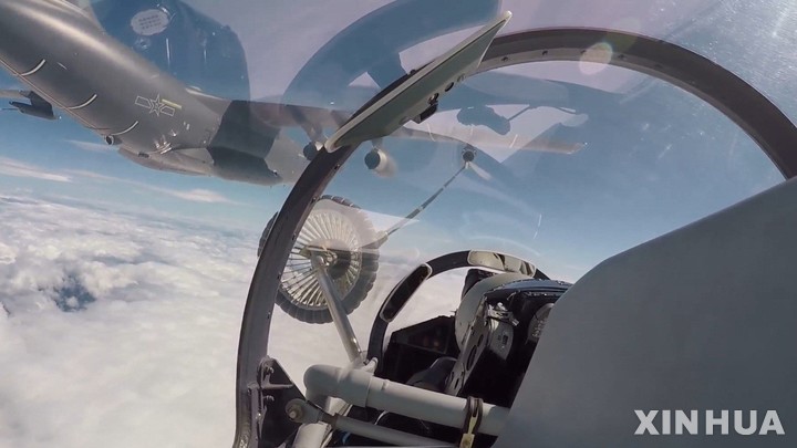 [난징=신화/뉴시스] 4일 중국군 공중 급유기인 윈(Y)-20가 공중급유를 하고 있다. 낸시 펠로시 미국 하원의장의 대만 방문에 격분한 중국이 대만을 겨냥한 보복성 무력 시위에 사상 최대 규모의 군용기 100여 대를 동시에 투입했다. 2022.08.05