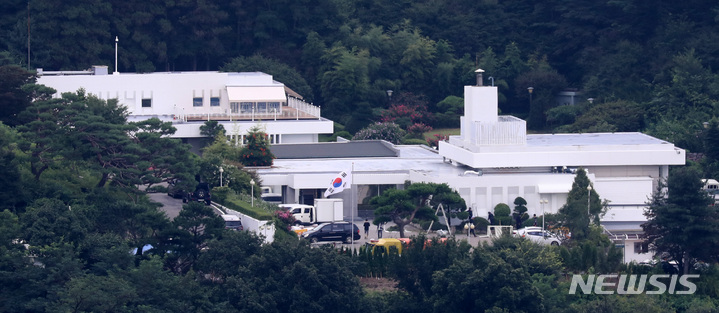 [서울=뉴시스] 이영환 기자 = 윤석열 대통령이 관저 입주가 임박한 것으로 알려진 5일 오전 용산 대통령 관저에서 막바지 작업이 진행되고 있다. 2022.08.05. 20hwan@newsis.com