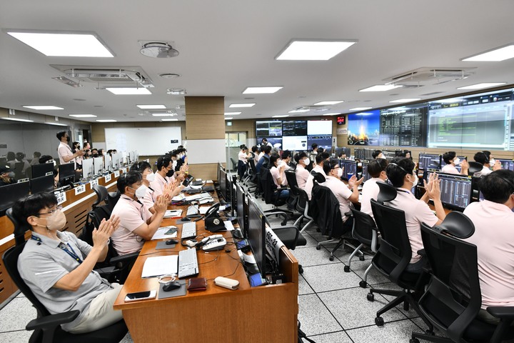 [서울=뉴시스] 5일 한국항공우주연구원 연구원들이 다누리 관제실에서 다누리 달궤도선이 발사체와 분리에 성공하자 환호하고 있다. (사진=한국항공우주연구원 제공) 2022.08.05. photo@newsis.com *재판매 및 DB 금지