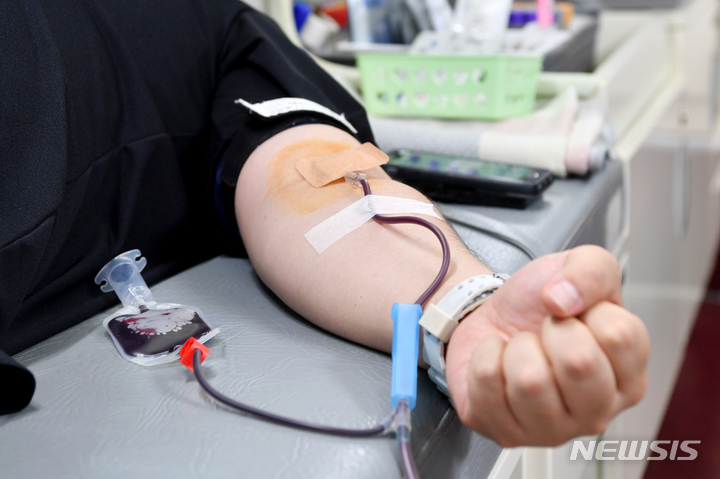 [광주=뉴시스] 이영주 기자 = 지난달 5일 오전 광주 용봉동 북구청 광장에 주차된 혈액원 버스에서 시민들이 헌혈을 하고 있다. 2022.08.05 leeyj2578@newsis.com