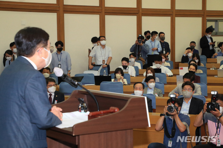 [서울=뉴시스] 김선웅 기자 = 서병수 상임전국위원회 의장이 5일 서울 여의도 국회에서 열린 국민의힘 제4차 상임전국위원회에서 인사말을 하고 있다. (공동취재사진) 2022.08.05. photo@newsis.com