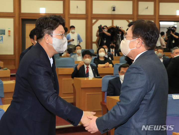 [서울=뉴시스] 김선웅 기자 = 권성동 국민의힘 당대표 직무대행 겸 원내대표와 서병수 상임전국위원회 의장이 5일 서울 여의도 국회에서 열린 국민의힘 제4차 상임전국위원회에서 인사를 나누고 있다. (공동취재사진) 2022.08.05. photo@newsis.com