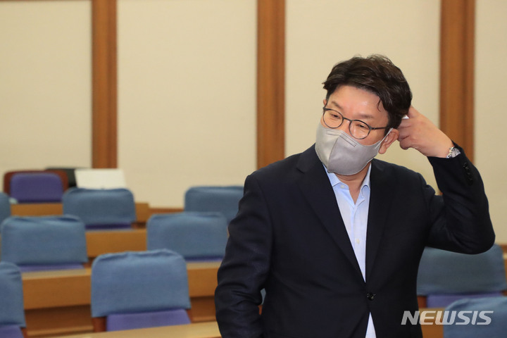 [서울=뉴시스] 김선웅 기자 = 권성동 국민의힘 당대표 직무대행 겸 원내대표가 5일 서울 여의도 국회에서 열린 국민의힘 제4차 상임전국위원회에 참석하고 있다. (공동취재사진) 2022.08.05. photo@newsis.com