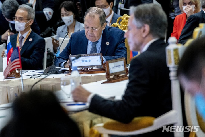 [프놈펜(캄보디아)=AP/뉴시스]토니 블링컨 미국 국무장관(사진 오른쪽)과 세르게이 라브로프 러시아 외무장관(가운데)이 5일 캄보디아 프놈펜에 있는 소카호텔에서 열린 동아시아 외교장관 회담에서 가까이 앉아 있다. 블링컨 장관은 캄보디아, 필리핀, 남아프리카, 콩고, 르완다로 10일 동안 순방 중이다. 2022.08.05.