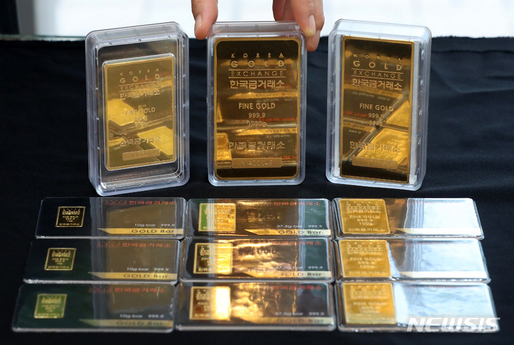 [서울=뉴시스] 이영환 기자 = 국제 금값이 미 달러 가치 및 국채 금리의 하락에 힘입어 온스당 1천800달러 선을 회복한 5일 서울 종로구 한국금거래소에서 직원이 골드바를 선보이고 있다. 지난 4일 뉴욕상품거래소에서 12월 인도분 금은 온스당 1.4%(25.80달러) 오른 1,802.50달러에 장을 마감했다. 2022.08.05. 20hwan@newsis.com
