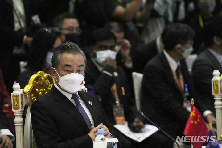 [프놈펜(캄보이다)=AP/뉴시스]왕이 중국 외교부장이 5일 캄보디아 프놈펜에서 열린 제12차 동아시아정상회의 외교장관 회의에 참석하고 있다. 2022.08.05.