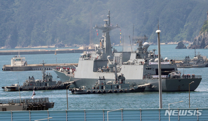 [부산=뉴시스] 하경민 기자 = 청해부대 38진 '강감찬함'(DDH-II·4400t급)이 5일 부산 남구 해군작전사령부 부산작전기지에서 가족 등의 환송으로 받으며 출항하고 있다. 38진은 강감찬함 승조원을 비롯해 특수전(UDT/SEAL) 장병으로 구성된 검문검색대와 해상작전헬기(Lynx)를 운용하는 항공대, 해병대 및 의무요원으로 구성된 경계·지원대 등 260여 명으로 구성됐다. 2022.08.05. yulnetphoto@newsis.com