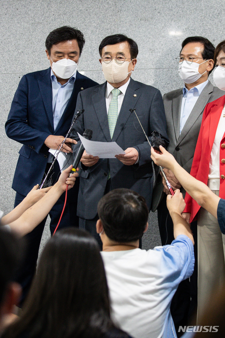 [서울=뉴시스] 김선웅 기자 = 서병수 국민의힘 상임전국위원회 의장(왼쪽 두 번째)이 5일 서울 여의도 국회 의원회관에서 열린 제4차 상임전국위원회를 마친 후 취재진 질문에 답하고 있다. (공동취재사진) 2022.08.05. photo@newsis.com