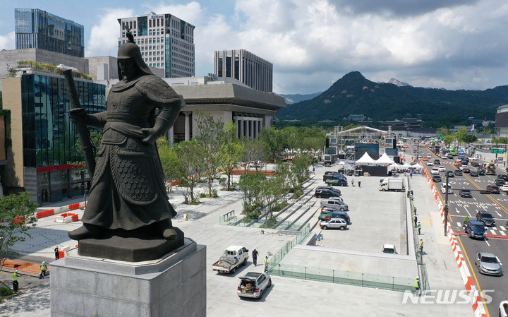 [서울=뉴시스] 백동현 기자 = 새 광화문광장 개장을 하루 앞둔 5일 오후 서울 종로구 광화문 광장에 마무리 작업이 한창이다. 2022.08.05. livertrent@newsis.com