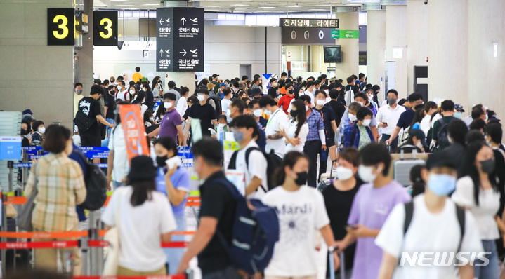 [제주=뉴시스] 우장호 기자 = 올해 여름휴가가 절정에 달한 지난 5일 오후 제주국제공항 내 승객대기실이 이용객들의 발걸음으로 분주한 모습을 보이고 있다. 2022.08.05. woo1223@newsis.com