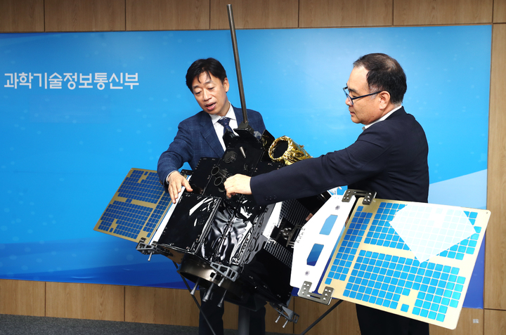 [서울=뉴시스] 오태석(왼쪽) 과학기술정보통신부 제1차관이 5일 세종시 세종파이낸스센터 과기정통부 기자실에서 김성훈 한국항공우주연구원 위성연구소장에게 다누리 관련 설명을 듣고있다. (사진=과학기술정보통신부 제공) 2022.08.05. photo@newsis.com *재판매 및 DB 금지