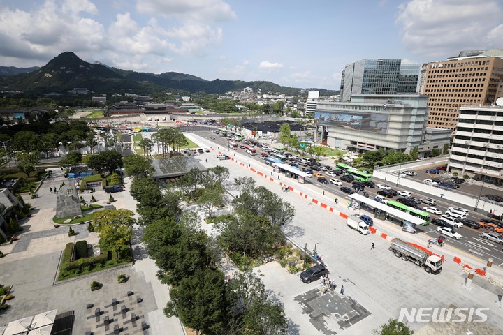 [서울=뉴시스] 백동현 기자 = 새 광화문광장 개장을 하루 앞둔 지난 5일 오후 서울 종로구 광화문광장에 공사 막바지 작업이 한창이다. 2022.08.05. livertrent@newsis.com
