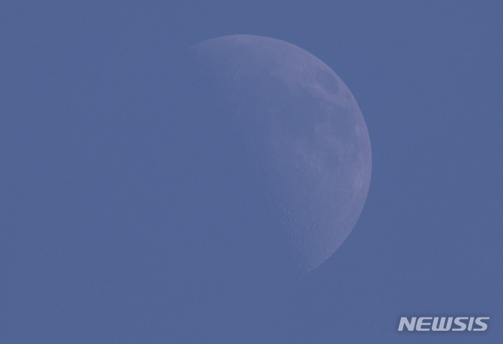 [서울=뉴시스] 정병혁 기자 = 한국의 첫 달궤도선 '다누리'가 달 전이궤적에 성공적으로 진입한 것이 확인된 5일 오후 서울 하늘에 달이 떠있다. 2022.08.05. jhope@newsis.com
