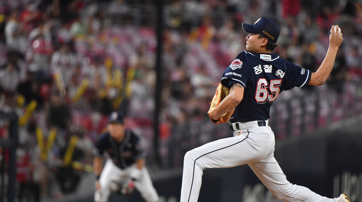 [광주=뉴시스] 이영주 기자 = 5일 오후 광주 북구 광주-KIA챔피언스필드에서 열린 2022 프로야구 두산 베어스 대 KIA 타이거즈의 경기, 7회 말 무사에서 교체된 두산 투수 정철원이 역투하고 있다. 2022.08.05. leeyj2578@newsis.com