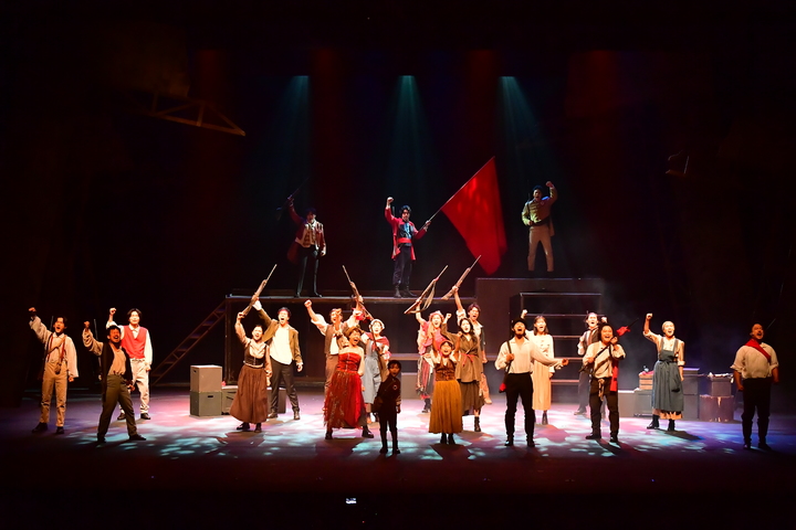 [서울=뉴시스]연극 '레 미제라블' 공연 사진. (사진=극단 로얄씨어터 제공) 2022.08.06. photo@newsis.com *재판매 및 DB 금지