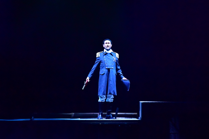 [서울=뉴시스]연극 '레 미제라블' 공연 사진. 경감 자베르 역의 배우 김명수. (사진=극단 로얄씨어터 제공) 2022.08.06. photo@newsis.com&nbsp; *재판매 및 DB 금지