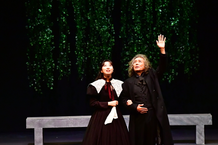 [서울=뉴시스]연극 '레 미제라블' 공연 사진. 장발장 역의 윤여성, 코제트 역의 김하은. (사진=극단 로얄씨어터 제공) 2022.08.06. photo@newsis.com&nbsp; *재판매 및 DB 금지