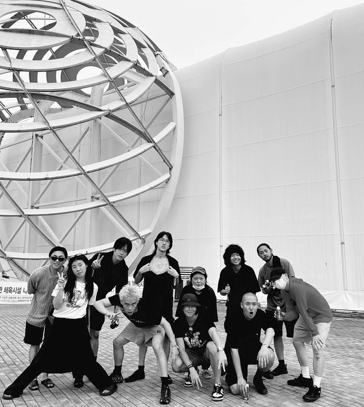 [서울=뉴시스] 방탄소년단 RM과 바밍 타이거 멤버들. 2022.08.06. (사진 = 인스타그램 캡처) photo@newsis.com *재판매 및 DB 금지