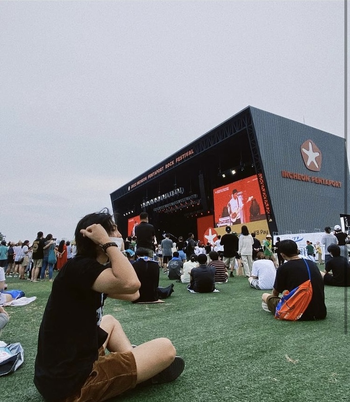 [서울=뉴시스] 펜타포트 메인 스테이지 앞 잔디에 앉아 있는 방탄소년단 RM. 2022.08.06. (사진 = 인스타그램 캡처) photo@newsis.com *재판매 및 DB 금지