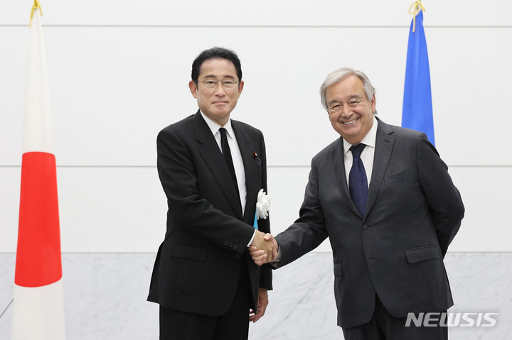 [히로시마=AP/뉴시스]6일 일본 히로시마에서 기시다 후미오 일본 총리(왼쪽)와 안토니우 구테흐스 유엔 사무총장이 회담을 앞두고 악수하며 기념 촬영에 응하고 있다. 2022.08.06.