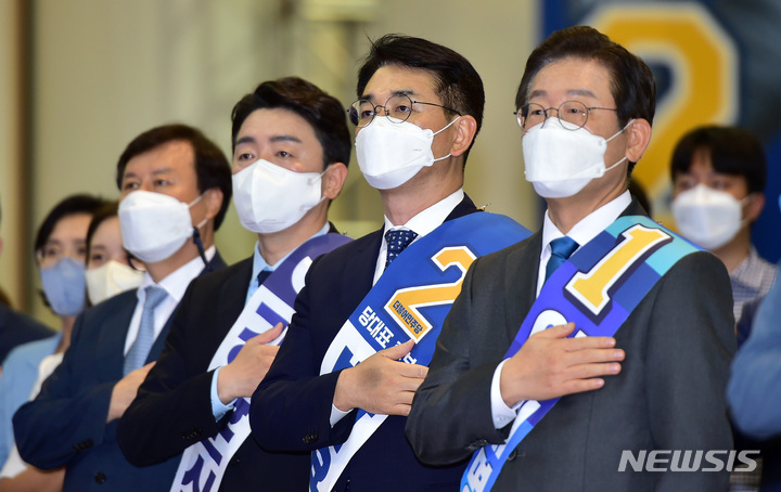 [대구=뉴시스] 이무열 기자 = 6일 오후 더불어민주당 당대표 후보들이 대구 북구 엑스코에서 열린 더불어민주당 당대표 및 최고위원 후보자 대구·경북지역 합동연설회에서 국민의례를 하고 있다. 왼쪽부터 강훈식, 박용진, 이재명 후보 모습. 2022.08.06. lmy@newsis.com