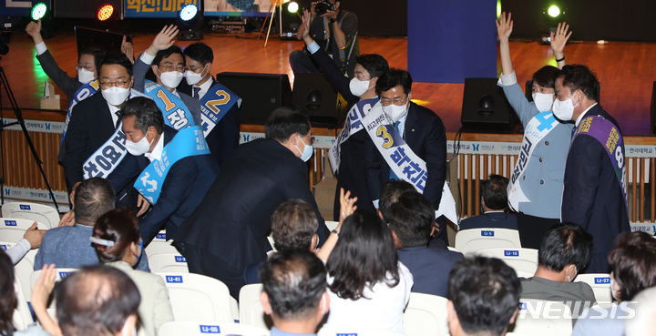 [원주=뉴시스] 김경목 기자 = 6일 오전 더불어민주당 최고위원 후보들이 강원 원주시 한라대학교 대강당에서 열린 당 대표·최고위원 후보 합동연설회에서 대의원들에게 인사를 하며 지지를 호소하고 있다. 최고위원 후보는 장경태·서영교·박찬대·고민정·고영인·윤영찬·정청래·송갑석(기호 순) 의원들이다. 2022.08.06. photo31@newsis.com